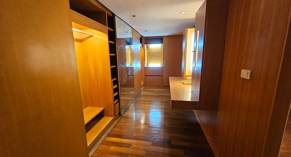For sale 5 bedrooms townhouse in Watthana, Bangkok
