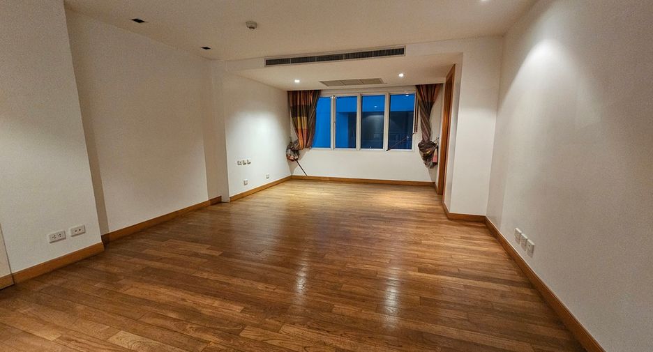 For sale 5 bedrooms townhouse in Watthana, Bangkok