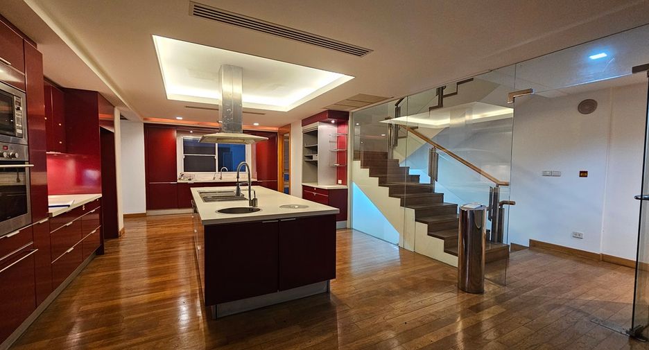For sale 5 bedrooms townhouse in Watthana, Bangkok
