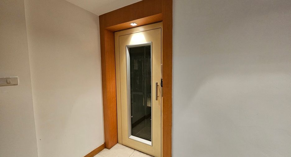 For sale 5 bedrooms townhouse in Watthana, Bangkok
