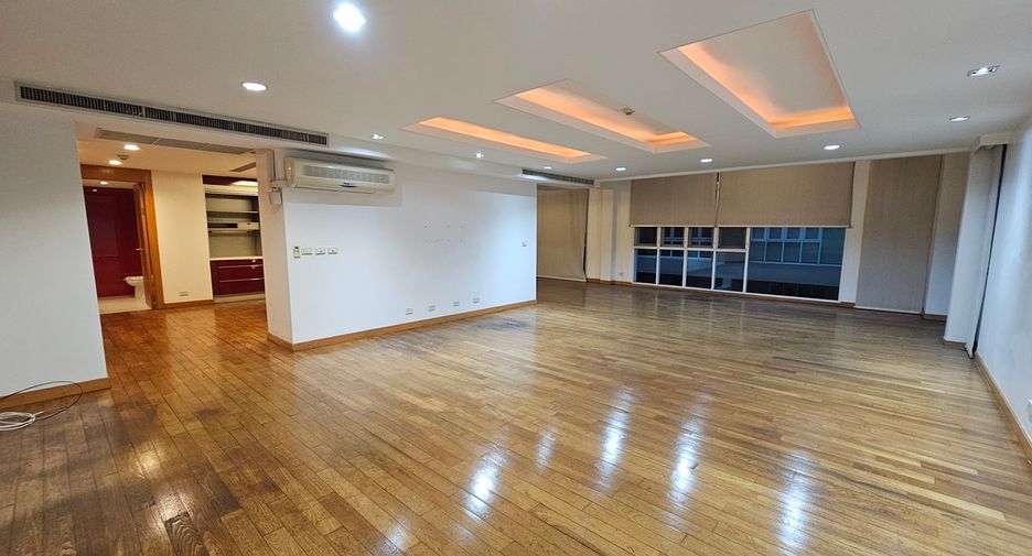 For sale 5 bedrooms townhouse in Watthana, Bangkok