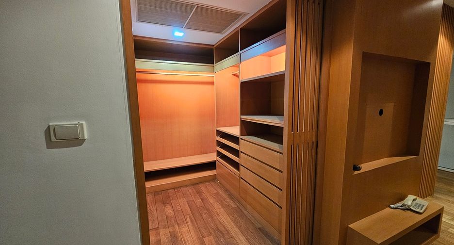 For sale 5 bedrooms townhouse in Watthana, Bangkok