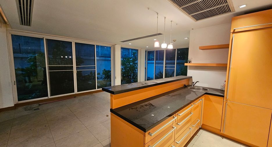For sale 5 bedrooms townhouse in Watthana, Bangkok