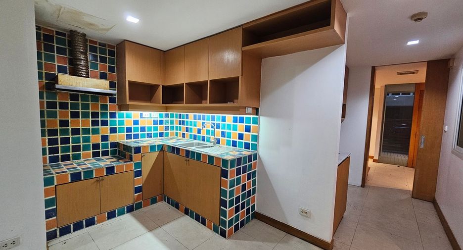 For sale 5 bedrooms townhouse in Watthana, Bangkok