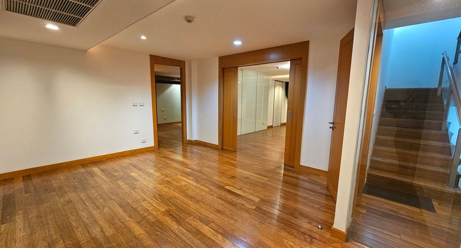 For sale 5 bedrooms townhouse in Watthana, Bangkok