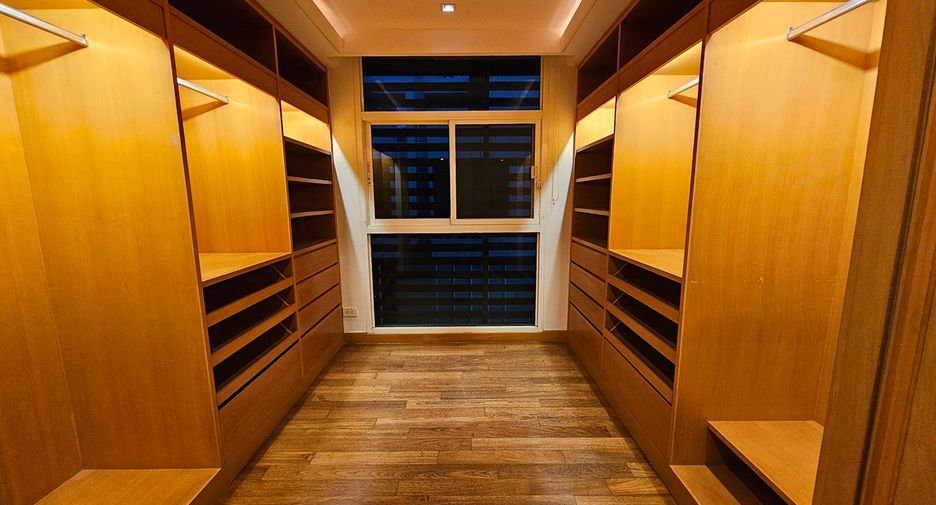 For sale 5 bedrooms townhouse in Watthana, Bangkok