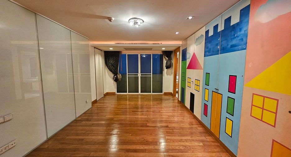 For sale 5 bedrooms townhouse in Watthana, Bangkok