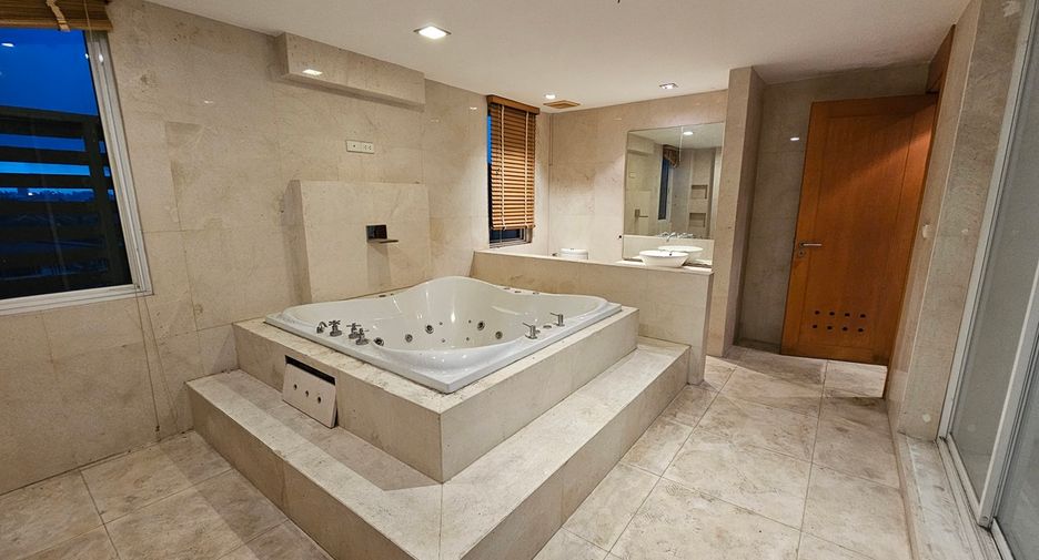For sale 5 bedrooms townhouse in Watthana, Bangkok