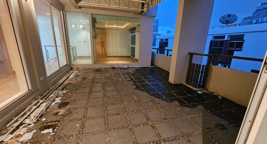 For sale 5 bedrooms townhouse in Watthana, Bangkok