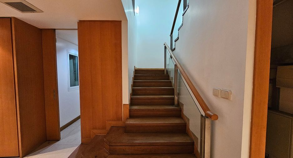 For sale 5 bedrooms townhouse in Watthana, Bangkok