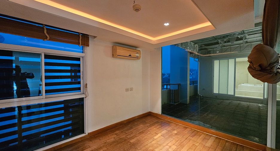 For sale 5 bedrooms townhouse in Watthana, Bangkok