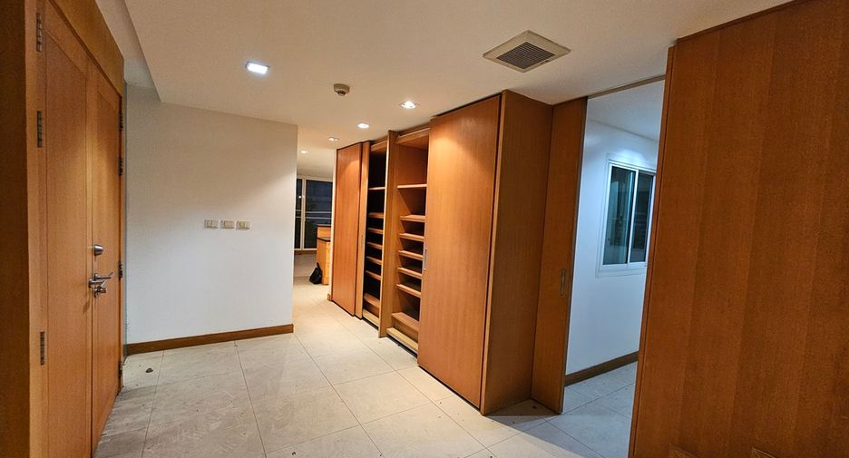 For sale 5 bedrooms townhouse in Watthana, Bangkok