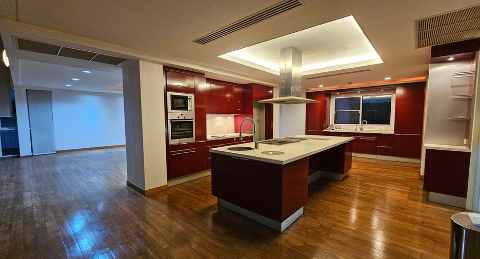 For sale 5 bedrooms townhouse in Watthana, Bangkok