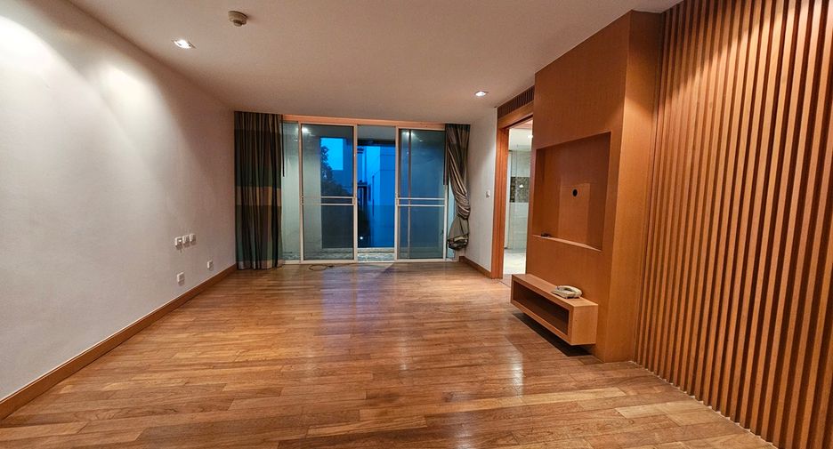 For sale 5 bedrooms townhouse in Watthana, Bangkok