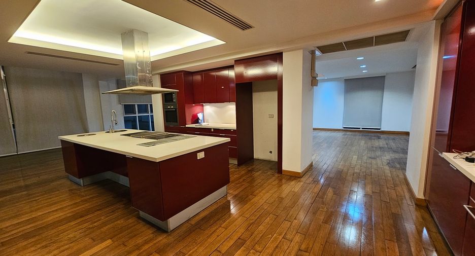 For sale 5 bedrooms townhouse in Watthana, Bangkok