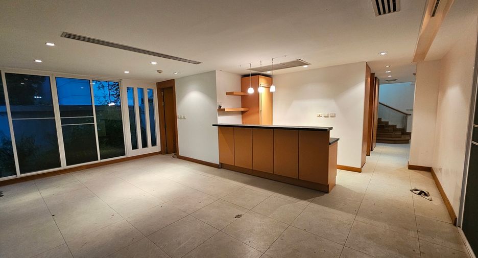 For sale 5 bedrooms townhouse in Watthana, Bangkok