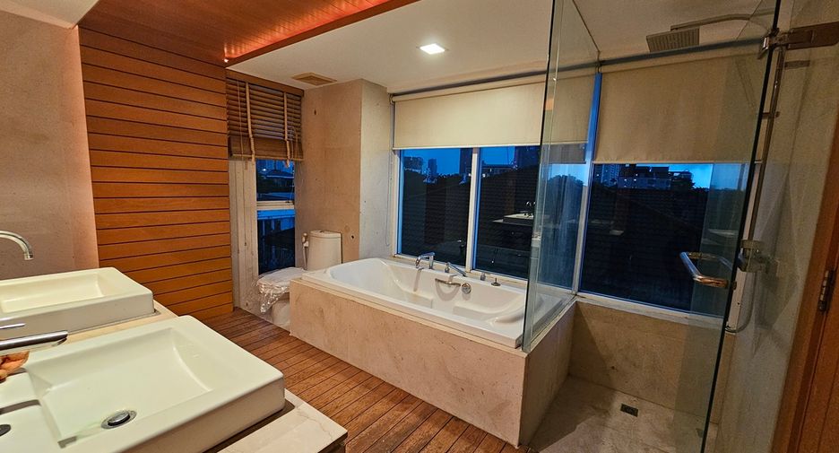For sale 5 bedrooms townhouse in Watthana, Bangkok