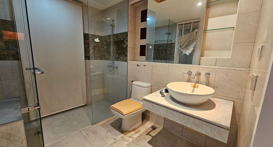 For sale 5 bedrooms townhouse in Watthana, Bangkok