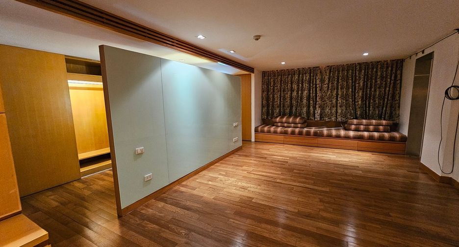 For sale 5 bedrooms townhouse in Watthana, Bangkok