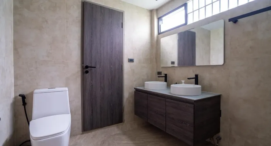 For sale and for rent 4 bedrooms house in Wang Thonglang, Bangkok