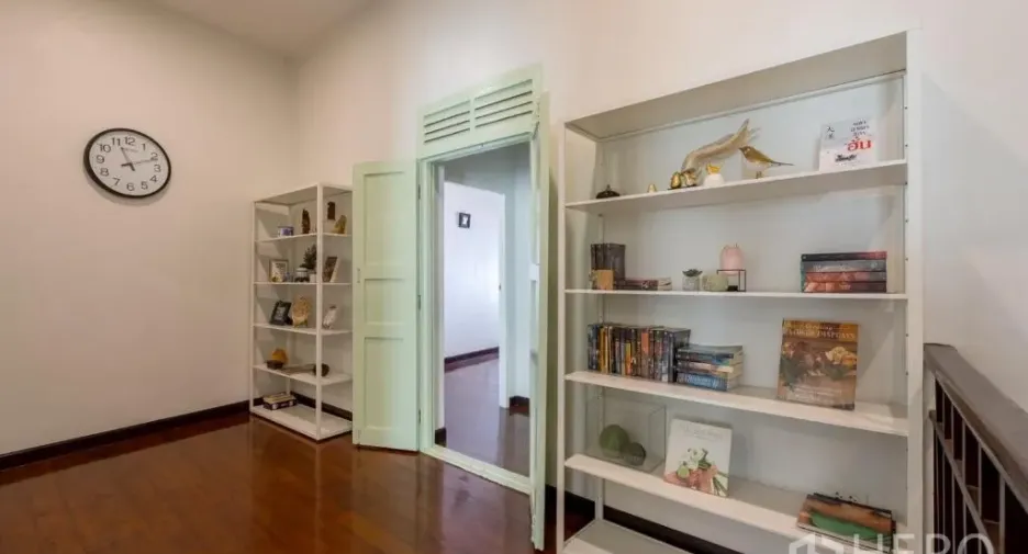For rent 3 bedrooms retail Space in Bang Rak, Bangkok
