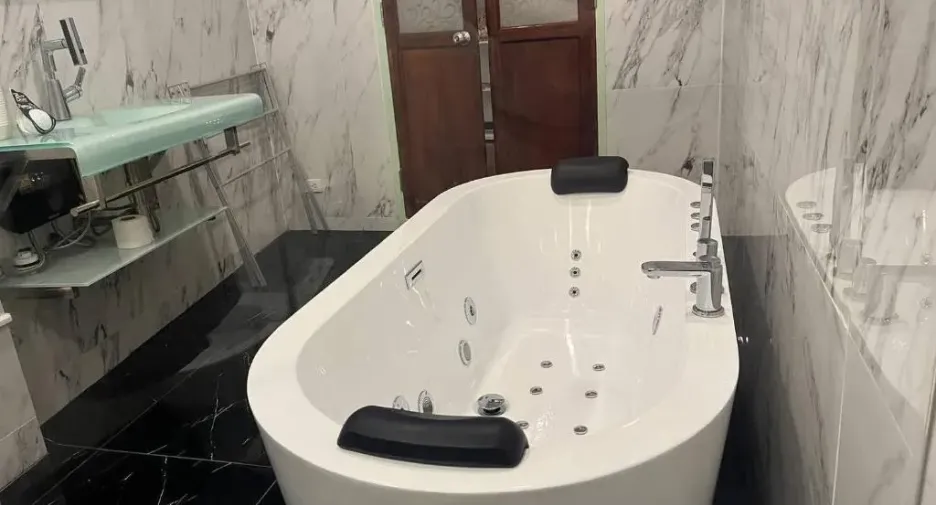 For rent 3 bedrooms retail Space in Bang Rak, Bangkok