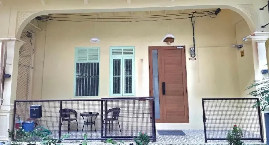 For rent 3 bedrooms retail Space in Bang Rak, Bangkok
