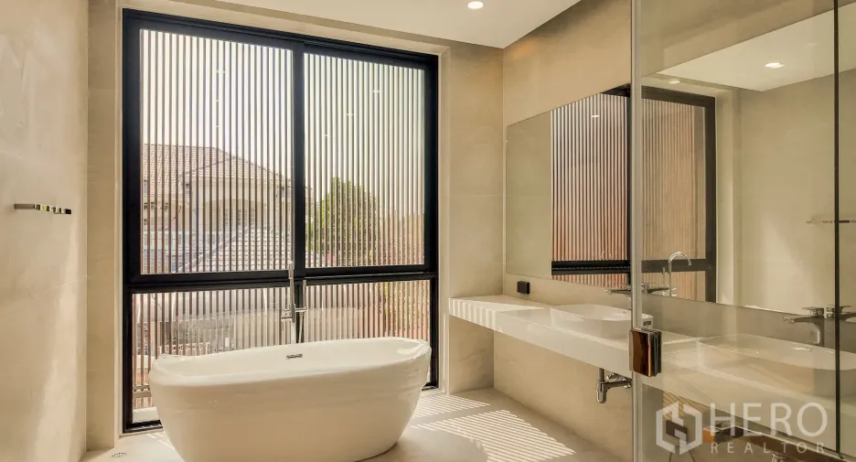 For sale 4 bedrooms house in Prawet, Bangkok