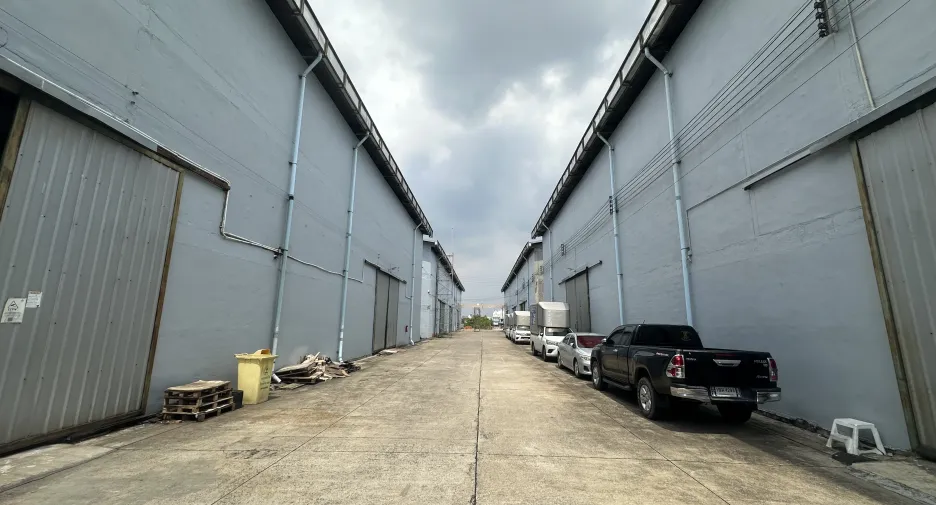 For rent warehouse in Mueang Pathum Thani, Pathum Thani