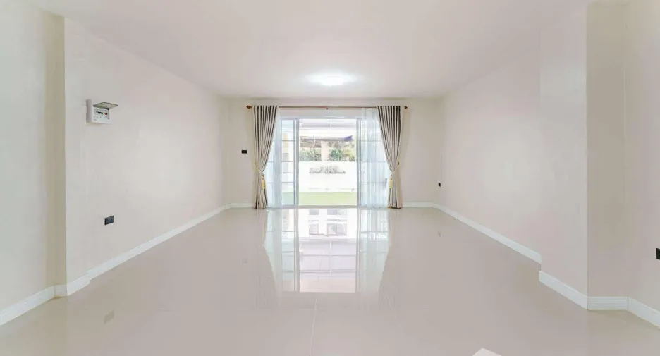 For sale 2 bedrooms townhouse in East Pattaya, Pattaya