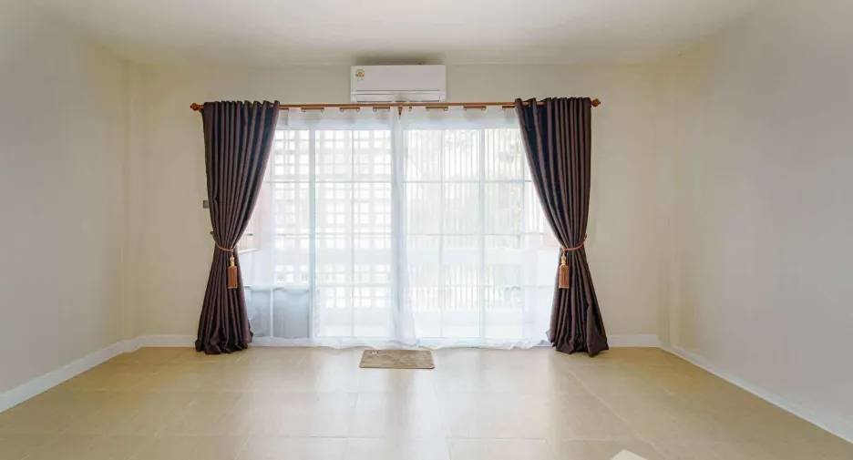 For sale 2 bedrooms townhouse in East Pattaya, Pattaya