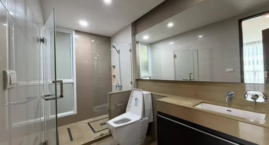 For rent 2 bedrooms condo in Pathum Wan, Bangkok