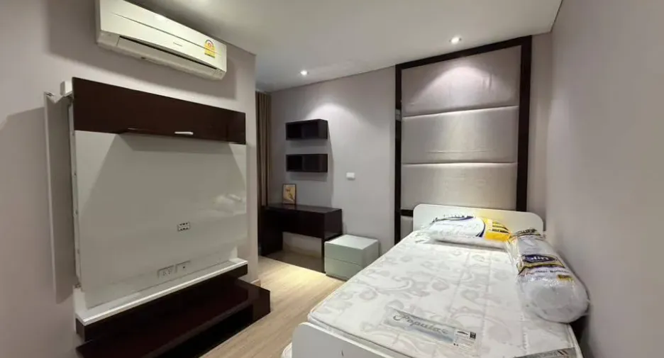 For rent 2 bedrooms condo in Pathum Wan, Bangkok