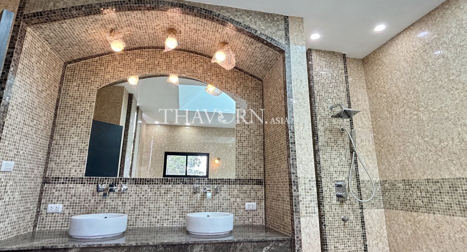 For sale 4 bedrooms house in Huay Yai, Pattaya