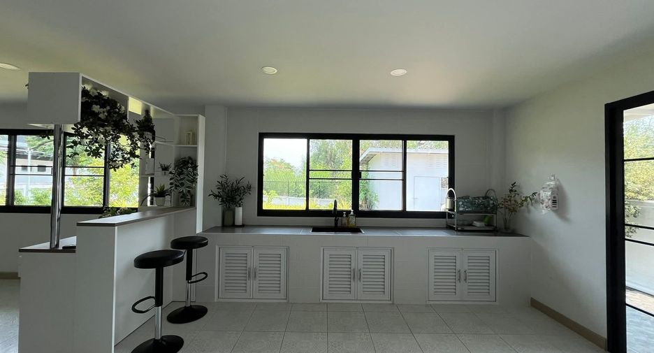 For rent 3 bedrooms house in San Kamphaeng, Chiang Mai