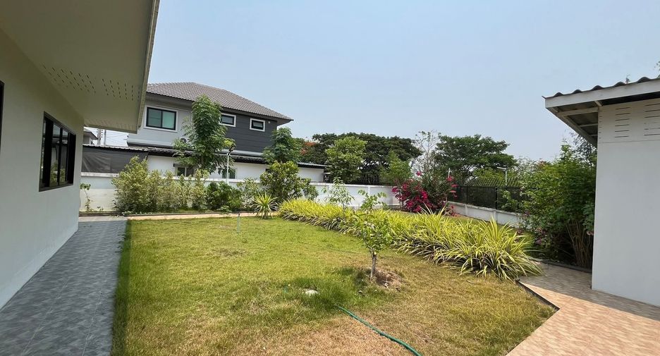 For rent 3 bedrooms house in San Kamphaeng, Chiang Mai