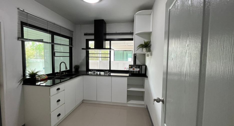 For rent 3 bedrooms house in San Kamphaeng, Chiang Mai