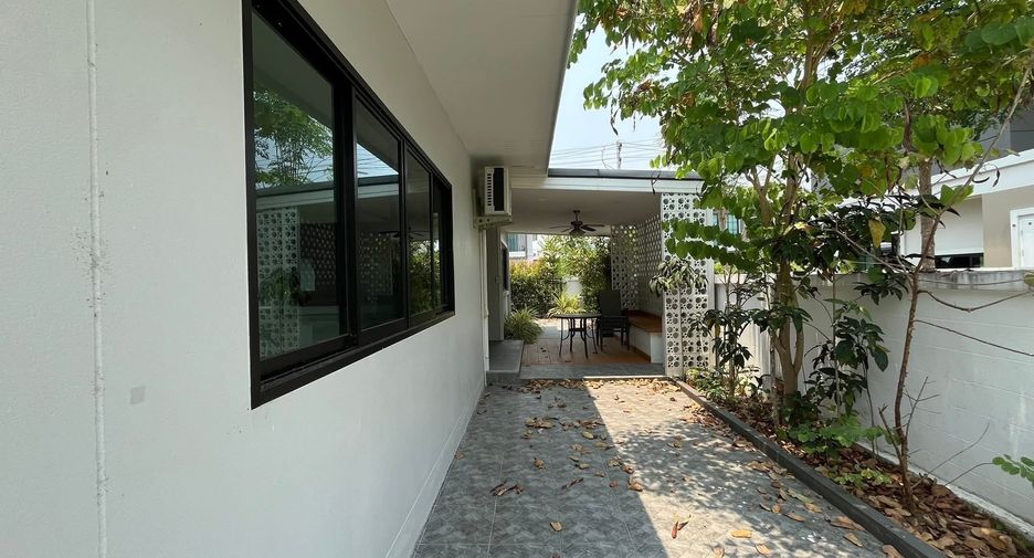 For rent 3 bedrooms house in San Kamphaeng, Chiang Mai