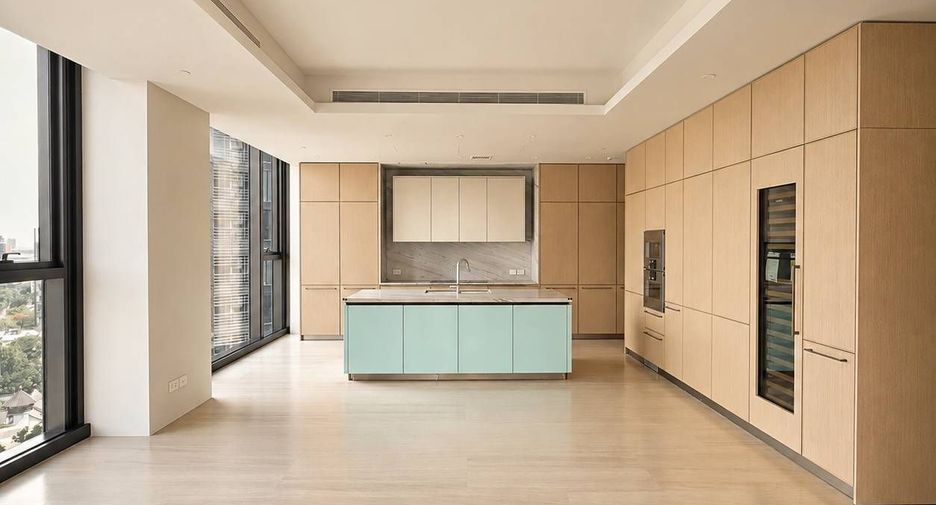 For sale 4 bedrooms condo in Khlong Toei, Bangkok