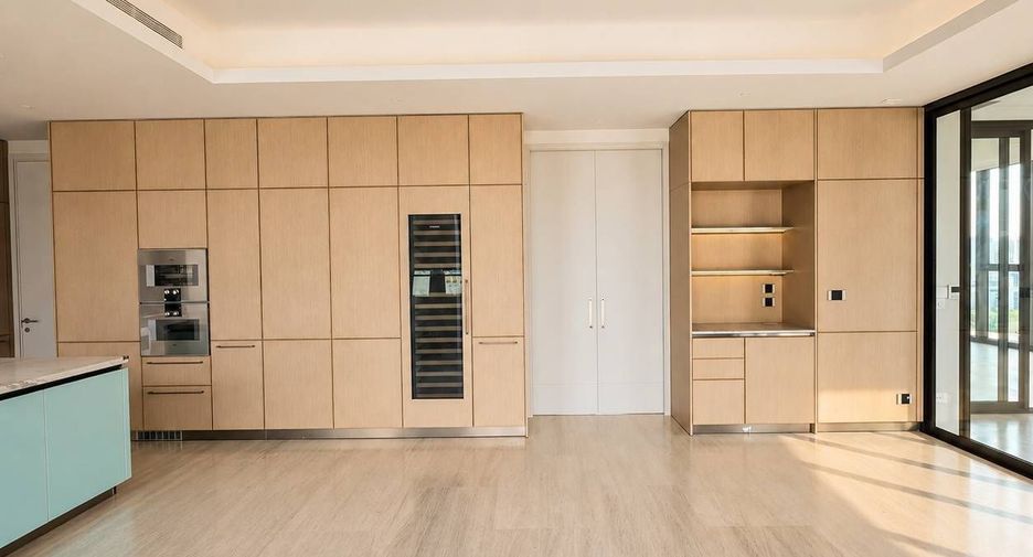 For sale 4 bedrooms condo in Khlong Toei, Bangkok