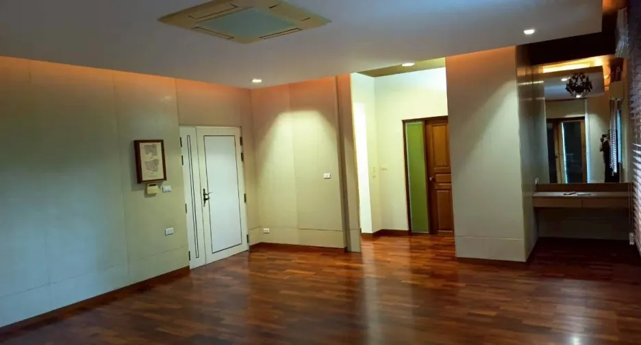 Haus zur Miete mit 4 Zimmer in Mueang Samut Prakan, Samut Prakan