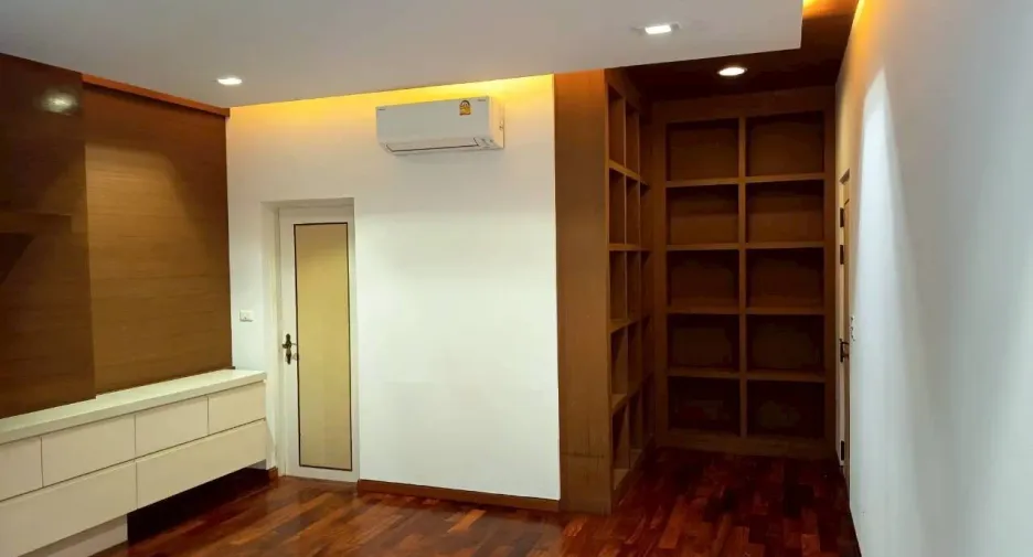 Haus zur Miete mit 4 Zimmer in Mueang Samut Prakan, Samut Prakan