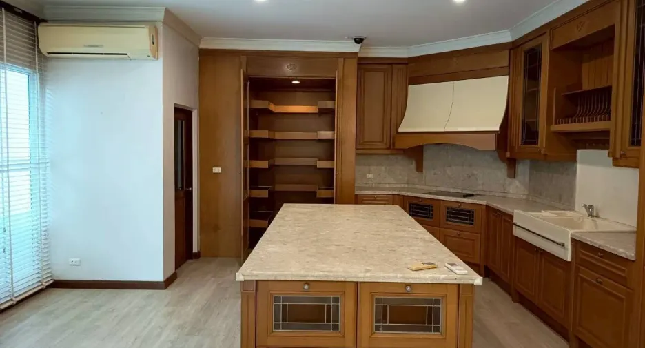 Haus zur Miete mit 4 Zimmer in Mueang Samut Prakan, Samut Prakan