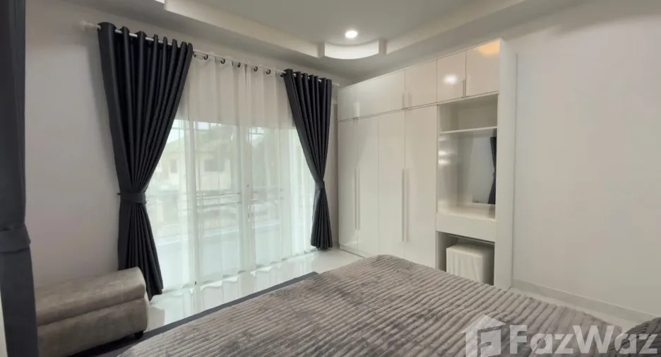 For sale 4 bedrooms house in East Pattaya, Pattaya