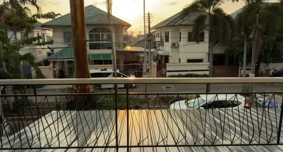 For sale 4 bedrooms house in East Pattaya, Pattaya