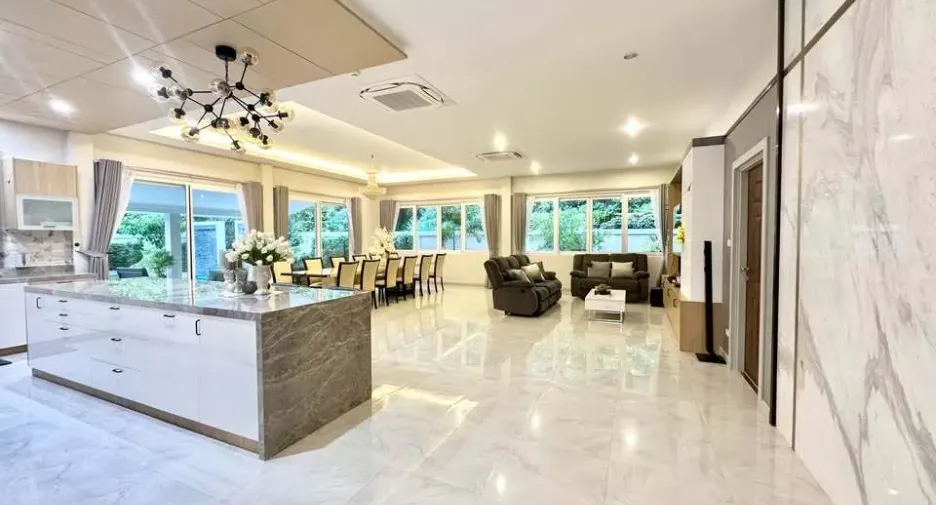 For rent 6 bedrooms villa in East Pattaya, Pattaya