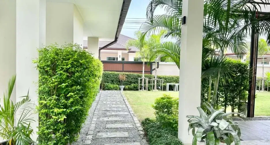 For rent 6 bedrooms villa in East Pattaya, Pattaya