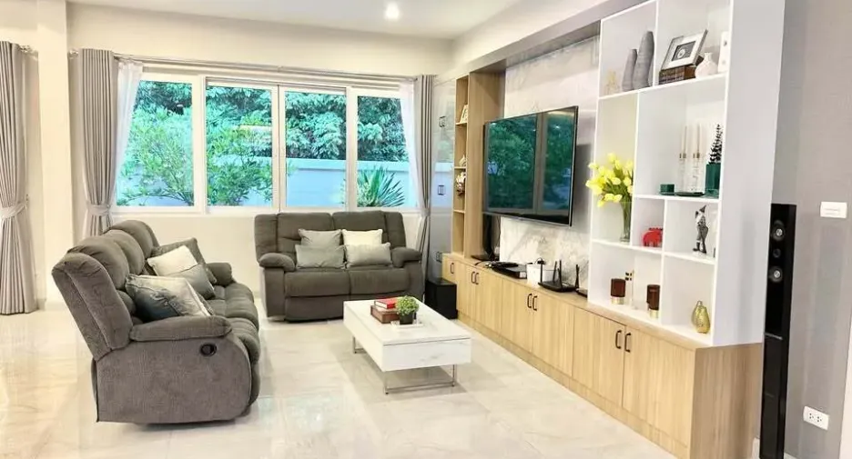 For rent 6 bedrooms villa in East Pattaya, Pattaya