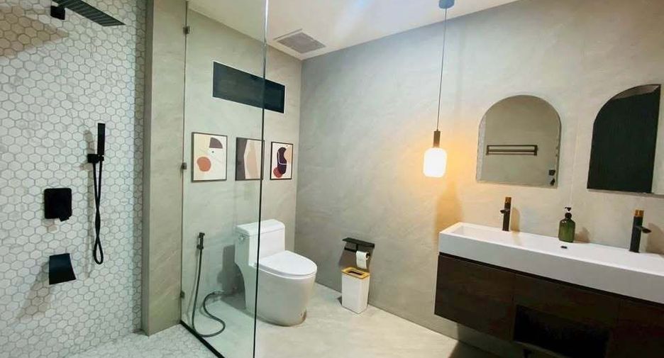 For rent 4 bedrooms villa in East Pattaya, Pattaya