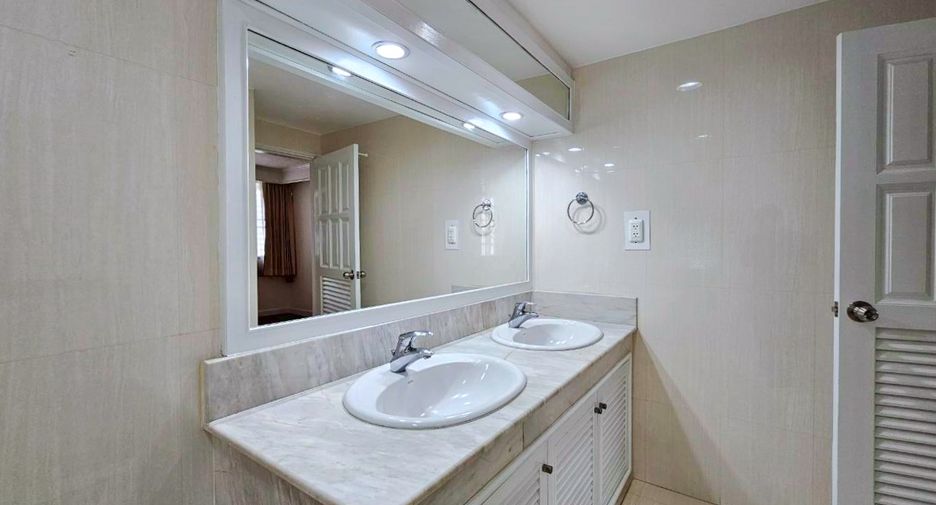 Wohnung zur Miete mit 3 Zimmer in Pathum Wan, Bangkok